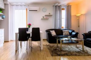 Ein Sitzbereich in der Unterkunft Apartman Candy Split with jacuzzi and parking place