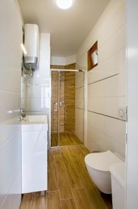 ein weißes Badezimmer mit Toilette und Dusche in der Unterkunft Apartman Candy Split with jacuzzi and parking place in Split