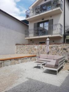 Ein Balkon oder eine Terrasse in der Unterkunft Apartman Candy Split with jacuzzi and parking place