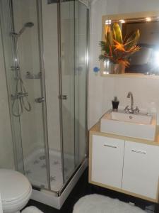 Et badeværelse på Coastal Trail Cottage