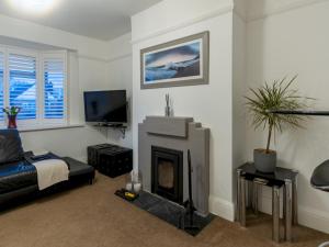 Televisyen dan/atau pusat hiburan di Pass the Keys Cosy Flat in Leigh