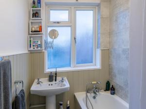 Bilik mandi di Pass the Keys Cosy Flat in Leigh +21 gambar