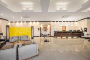 a lobby with two couches and a table in it at Intercity Itupeva in Itupeva +42 photos