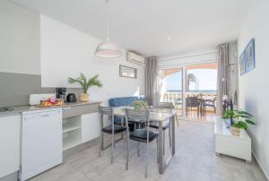 Kuchyňa alebo kuchynka v ubytovaní Apart-rent Apartament Bahia 0023