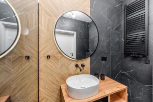 ein Badezimmer mit Waschbecken und Spiegel in der Unterkunft Apartament przy Plaży z darmowymi rowerami 212 by Perłowa Przystań Rent in Sianożęty + 35 Fotos