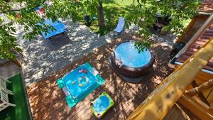 an overhead view of a backyard with a swimming pool at E-Tekergők Háza in Bükkzsérc