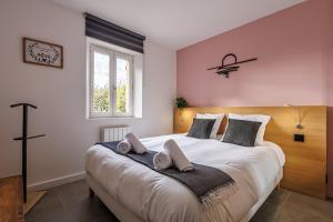 une chambre avec un grand lit blanc avec deux oreillers dans l'établissement Basti Lou - Proche du village de Gordes, à Gordes 10 autres photos