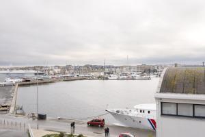 un bateau est amarré dans un port de plaisance avec un mariage dans l'établissement Cap Vauban - Duplex à 200m de la plage, à Saint-Malo