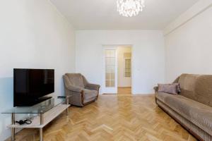 Μια τηλεόραση ή/και κέντρο ψυχαγωγίας στο Bright Apartment near Bus Statioon