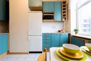 Η κουζίνα ή μικρή κουζίνα στο Bright Apartment near Bus Statioon