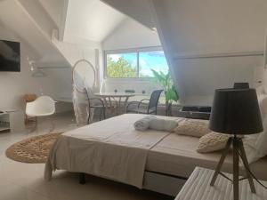 Postel nebo postele na pokoji v ubytování Le Petit Nettle avec Piscine aux Caraïbes, Vue Mer