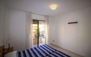 A bed or beds in a room at Primera línea Playa Cargador - Playamar 1021 - ALBERT VILLAS