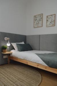 Cama ou camas em um quarto em Old Village Hostel