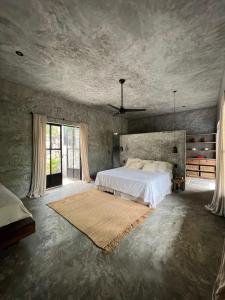 Ένα ή περισσότερα κρεβάτια σε δωμάτιο στο Casa Sabina en Francisco Uh May