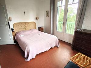a bedroom with a bed and a window and a dresser at Villa spacieuse avec jardin pour 16 personnes - FR-1-736-31 in Lège-Cap-Ferret