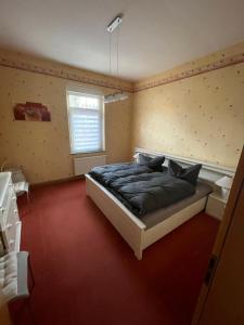 a bedroom with a bed and a window at Ferienwohnung in Schmölln zentrale Lage in Schmölln
