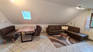 a living room with a couch and a table at Campingplatz Jurahöhe in Pottenstein