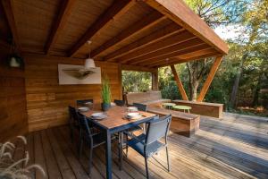 En balkon eller terrasse på La Villa Canopée du Lac