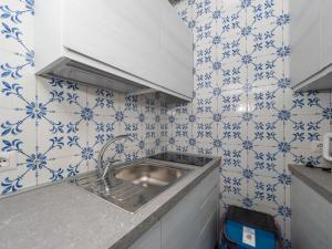 cocina con fregadero y azulejos azules y blancos en Casa Alessandra - De Vivo Realty Positano, en Positano 53 fotos más