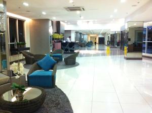 una hall con divani e sedie in un edificio di Sea Residences - Rheiyn a Manila Altre 107 foto