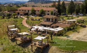 VillamagnaにあるAgriturismo Pompiliaのリゾートの空中を望む建物