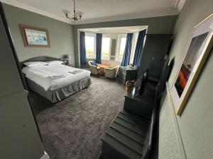 バロー・イン・ファーネスにあるClarkes Hotel Barrow in Furnessのホテルルーム ベッド1台&階段付