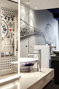 een badkamer met wastafel en toilet bij Andaz Amsterdam, Prinsengracht, By Hyatt in Amsterdam
