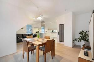 KiechlinsbergenにあるFerienwohnung Savoir-vivreのテーブルと椅子のあるダイニングルームとリビングルーム