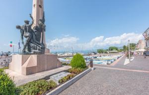 Kolam renang di atau dekat dengan Lovely Apartment In Bardolino With Wifi