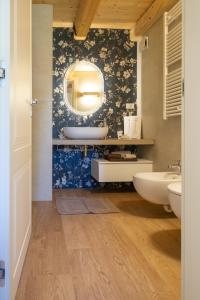 ein Badezimmer mit Waschbecken und Spiegel in der Unterkunft Corte La Pellegrina in Caprino Veronese + 23 Fotos