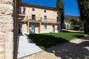 eine Außenansicht eines Hauses mit Garten in der Unterkunft Corte La Pellegrina in Caprino Veronese