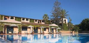 Bazén v ubytování Villaggio Cala Ginepro Resort & SPA nebo v jeho okolí