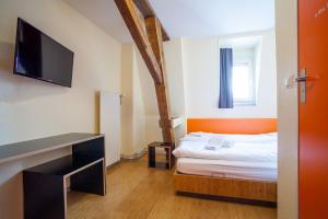 Camera piccola con letto e TV a schermo piatto. di easyHotel Basel - self service and self check-in a Basilea