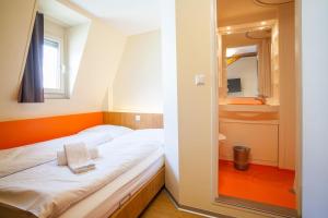 Postel nebo postele na pokoji v ubytování easyHotel Basel - self service and self check-in