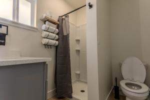 un baño con inodoro y ducha en Pet Friendly Studio Steps from Food Truck Pavilion, en Coeur d'Alene