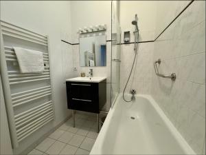 Koupelna v ubytování Les Lys d'Or + 15 fotografií