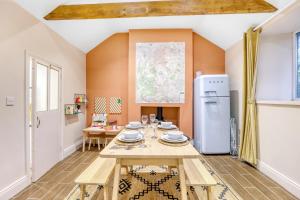 Woodside Cottage - North East Escapes في أوتيربيرن: مطبخ مع طاولة وثلاجة +14 صورة