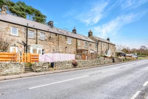 Woodside Cottage - North East Escapes في أوتيربيرن: صف من دور الطوب على جانب شارع