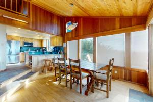 una cucina con tavolo da pranzo e sedie di Friederichs' Beach House a Manchester