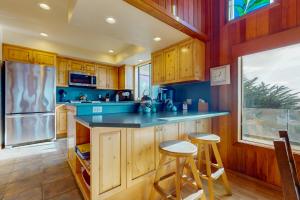 una cucina con armadi in legno e piano di lavoro blu di Friederichs' Beach House a Manchester Altre 20 foto