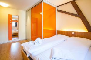 Postel nebo postele na pokoji v ubytování easyHotel Basel - self service and self check-in