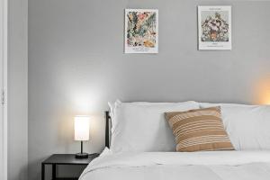 Postel nebo postele na pokoji v ubytování Refined Unit 2BR, 2BA Pool Access