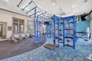 Fitness centrum a/nebo fitness zařízení v ubytování Refined Unit 2BR, 2BA Pool Access