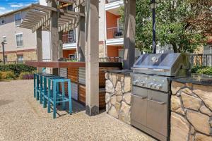 Fotografie z fotogalerie ubytování Refined Unit 2BR, 2BA Pool Access v destinaci Fort Worth