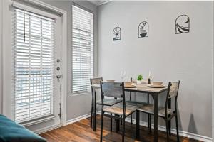 Fotografie z fotogalerie ubytování Refined Unit 2BR, 2BA Pool Access v destinaci Fort Worth