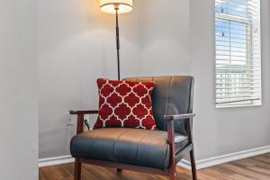 Posezení v ubytování Refined Unit 2BR, 2BA Pool Access