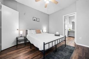 Postel nebo postele na pokoji v ubytování Refined Unit 2BR, 2BA Pool Access