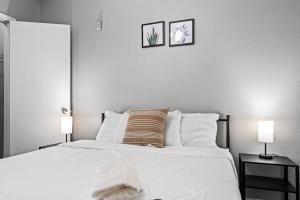 Postel nebo postele na pokoji v ubytování Refined Unit 2BR, 2BA Pool Access