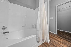 Koupelna v ubytování Refined Unit 2BR, 2BA Pool Access