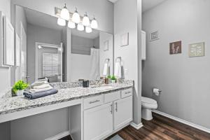 Koupelna v ubytování Refined Unit 2BR, 2BA Pool Access